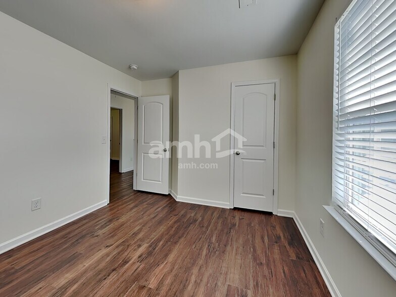 Building Photo - 3022 Bushfield Dr