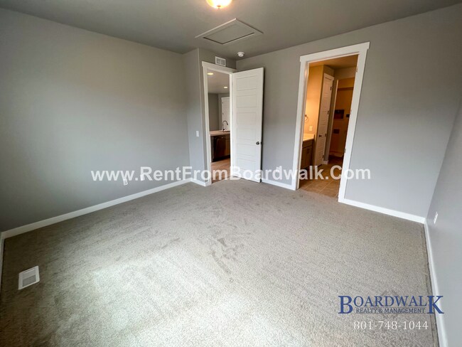 Building Photo - Modern Town Home in Highland!