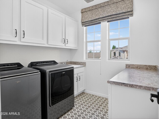 Building Photo - 2141 E Flamingo Way