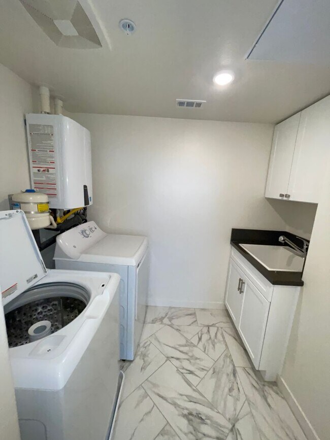 Building Photo - 3128 Cañon St