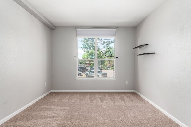 Building Photo - 2BD, 2BA City Park West Condo with 2 Garag...