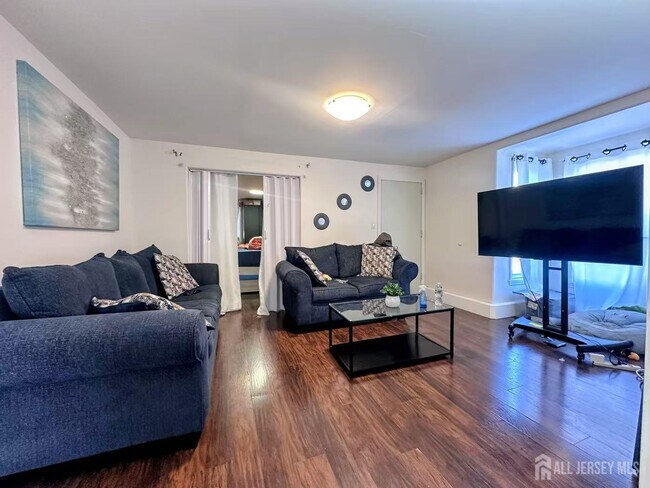 Building Photo - 136 Broad St