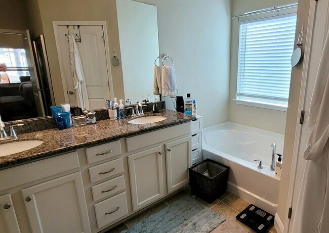 Building Photo - Lovely 3 Bedroom Home in Driftwood Estates!