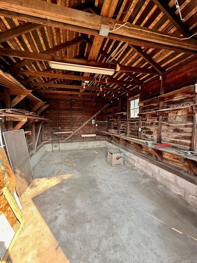 Building Photo - 1520 W 11th Ave