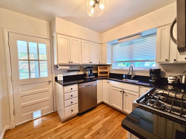 Building Photo - Lovely 4 BR/2 BA Single-Family Home in Sil...