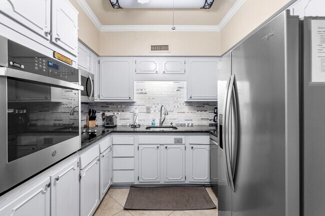 Building Photo - 10100 Lakeshore Dr