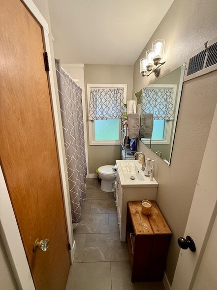 Building Photo - 935 Adams St