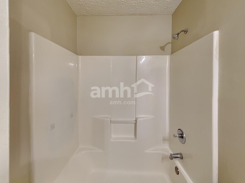 Building Photo - 446 Thornbrooke Dr