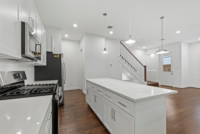 Building Photo - 847 Rachel St