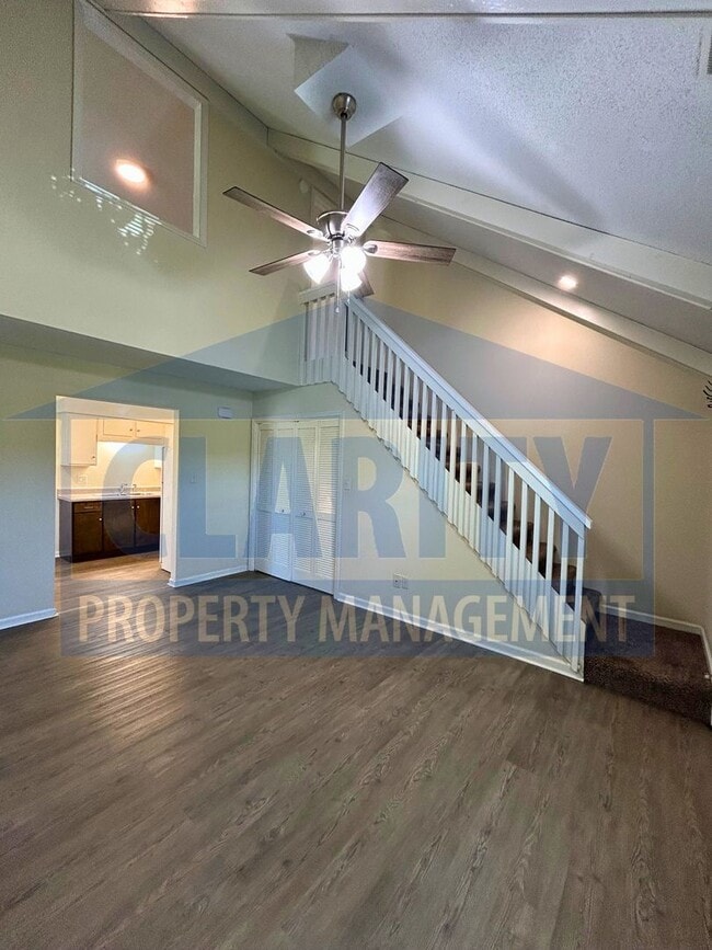 Building Photo - Two bedroom townhome w/ cathedral ceilings!