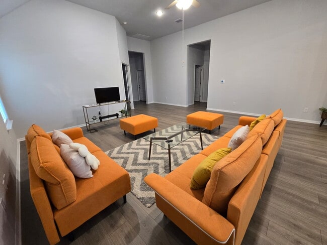 Building Photo - Gorgeous First Time Rental, 4 bed, 3 full bath in highly desirable Hills of Bear Creek