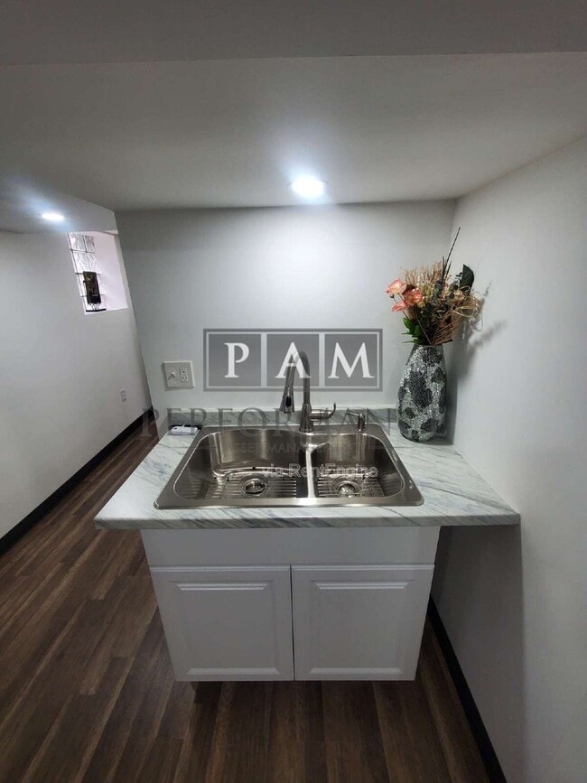 Building Photo - 2829 S Howell Ave