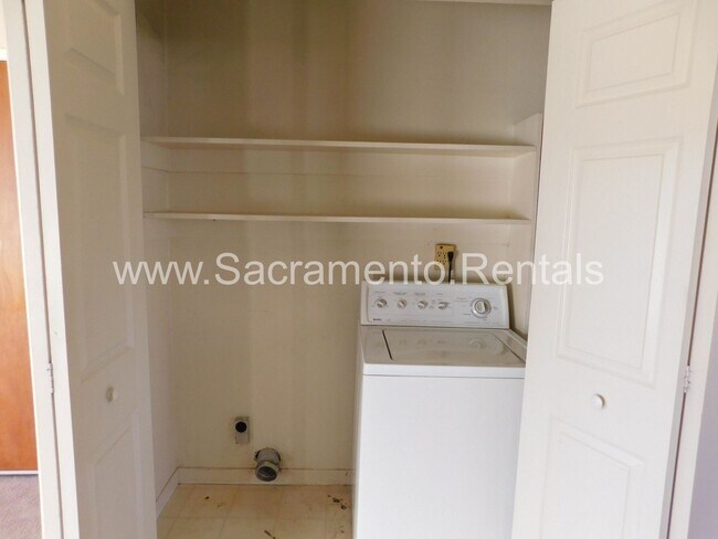 Building Photo - Spacious 2bd/1 ba Foothill Farms Duplex Wi...