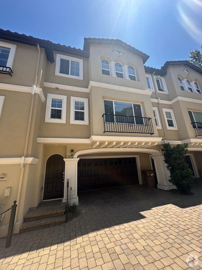 Building Photo - Nicely Updated Townhouse Close to Downtown