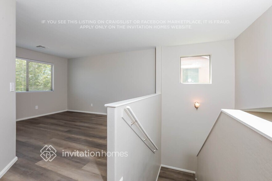 Building Photo - 1382 E Penny Ln