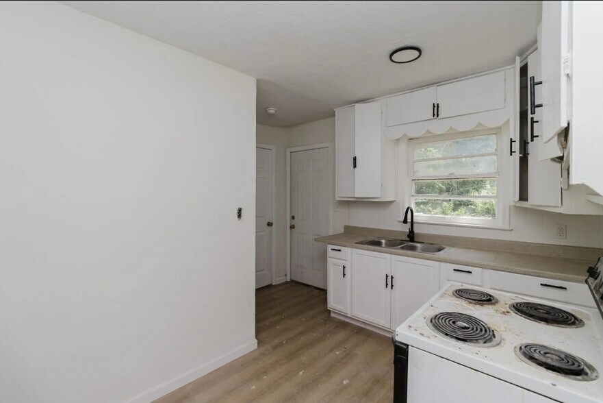 Building Photo - 1018 N Volutsia Ave