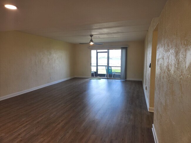 Building Photo - 2 bedroom 2 bath recent remodel Direct river front.