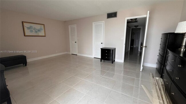 Building Photo - 2 bedroom in Hallandale FL 33009