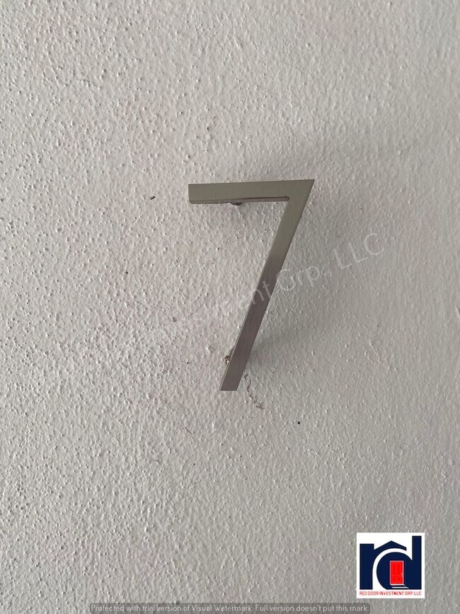 Building Photo - Downstairs 1/1 - Small Quiet Apartment Com...
