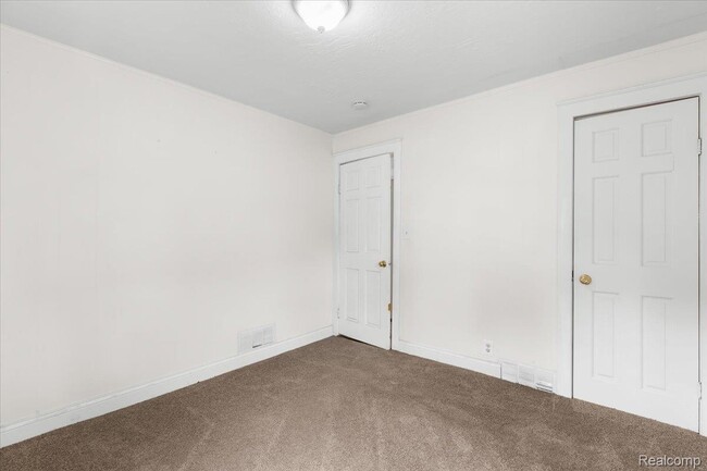 Building Photo - 125 E Brickley Ave