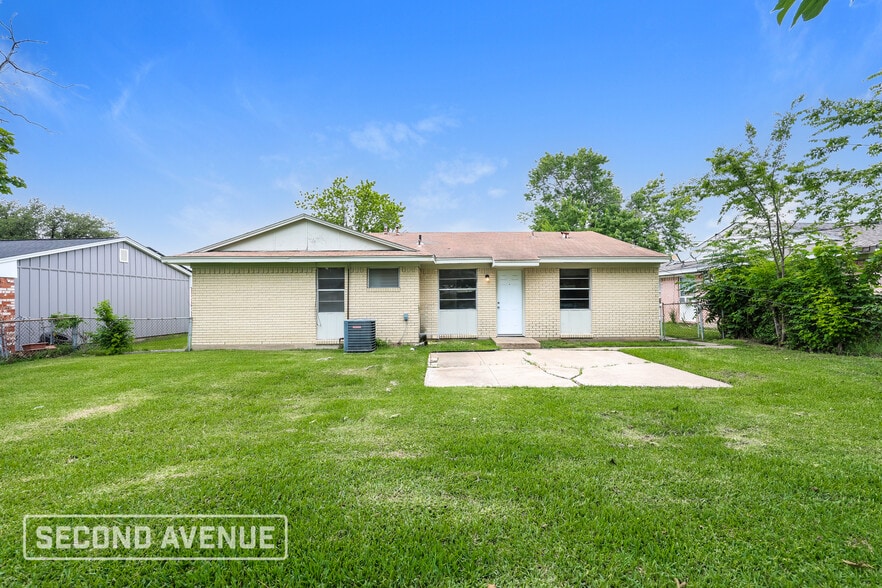 Building Photo - 2808 Belhaven Dr