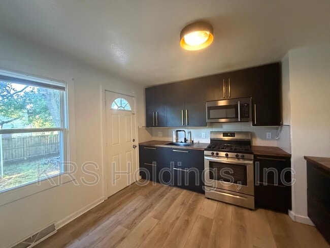 Building Photo - 903 Freedom Ave