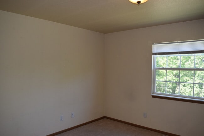 Building Photo - Spacious & Convenient Living in Shady Oaks!