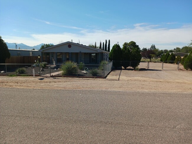 Building Photo - Large yard!