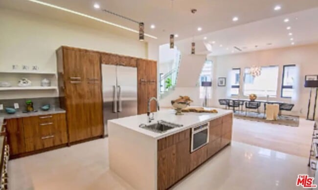 Building Photo - 748 N Detroit St