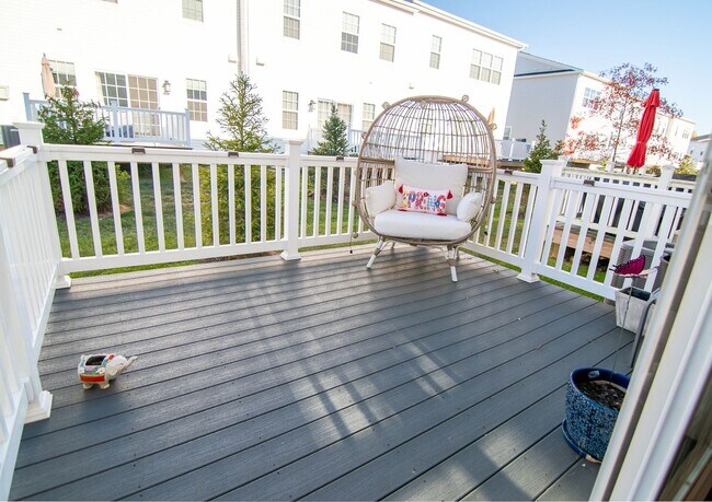 Building Photo - Luxury 3B/3.5B Townhome with Finished Base...