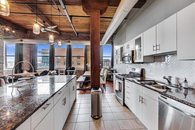 Building Photo - 913 W Van Buren St