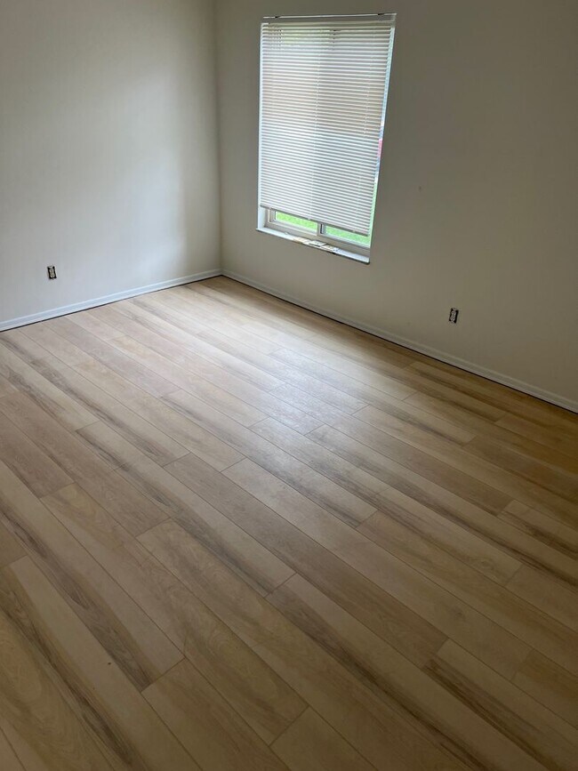 Building Photo - Luxury Two-Bedroom, Stainless Appliances, ...
