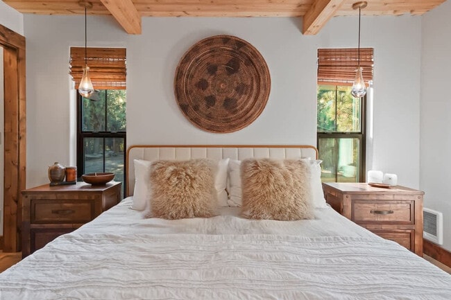 Building Photo - 18 Spur Dr