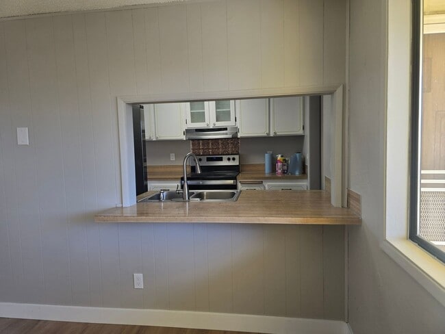 Building Photo - 3 bed / 2 bath