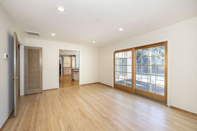 Building Photo - Spacious 3 Bed, 2.5 Bath Home in Quiet Nei...