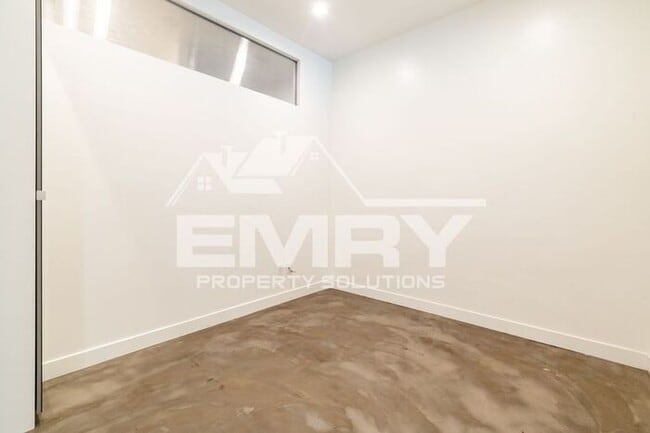 Building Photo - Prime Commercial Office Space Available Beverly Blvd Los Angeles