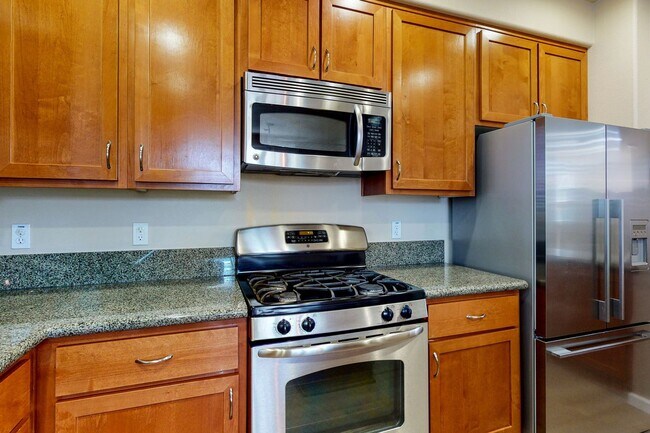 Building Photo - Town House Near Downtown Pleasanton  3 Bed...