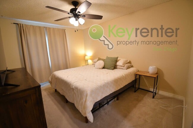 Building Photo - End-Unit Newly Remodeled Townhome in Clair...