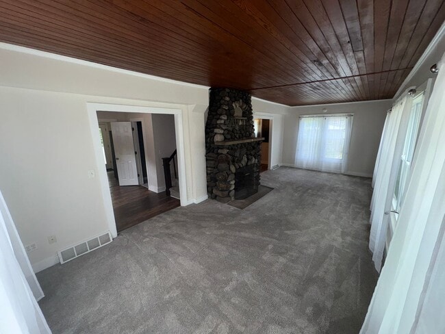 Building Photo - Lovely 4 Bedroomin a Quaint and Quiet Neig...