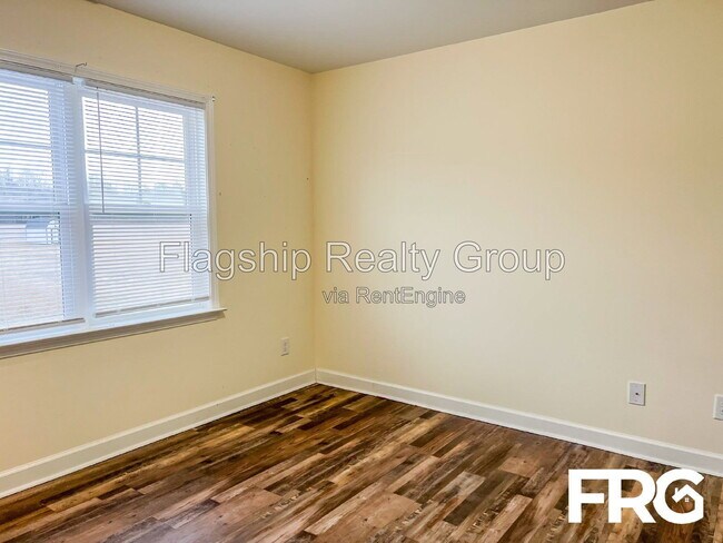 Building Photo - 491 Fallingbrook Dr