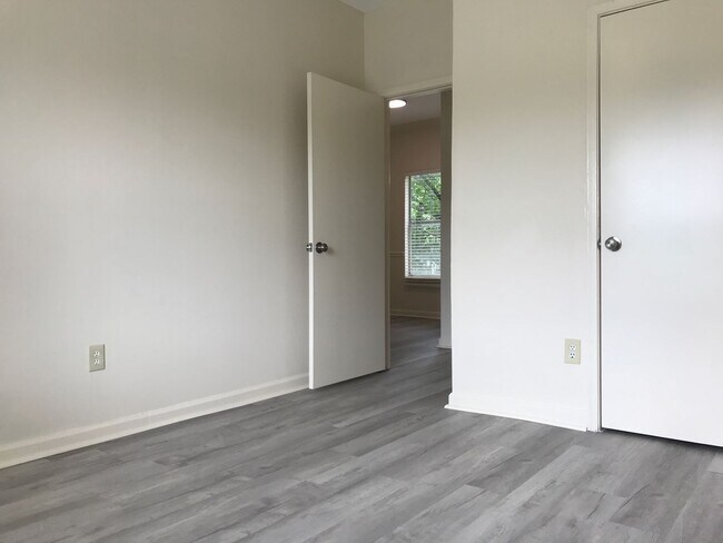 Building Photo - Great Location 2/2 BACKS TO NORTHEN WALNUT CREEK TRAIL