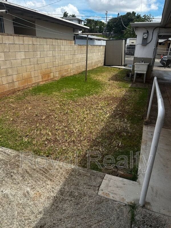 Building Photo - 1380 Uila St