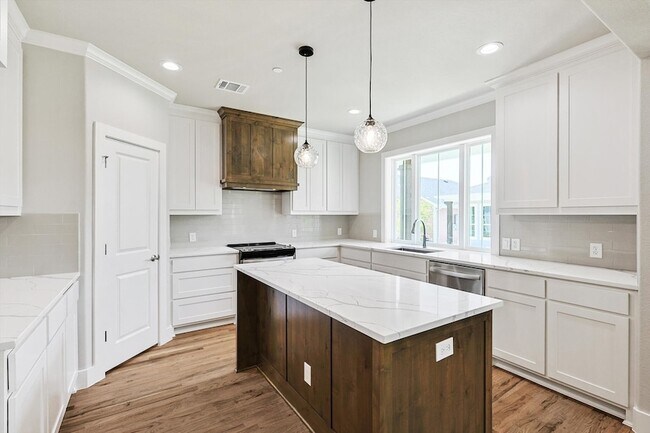 Building Photo - 514 Woodside Trl