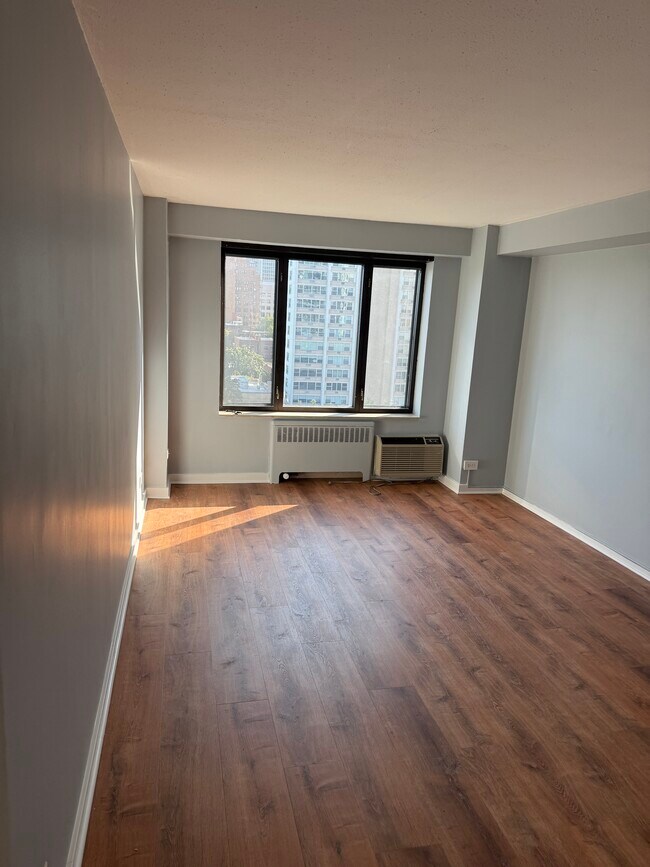 Building Photo - 3100 N Lake Shore Dr