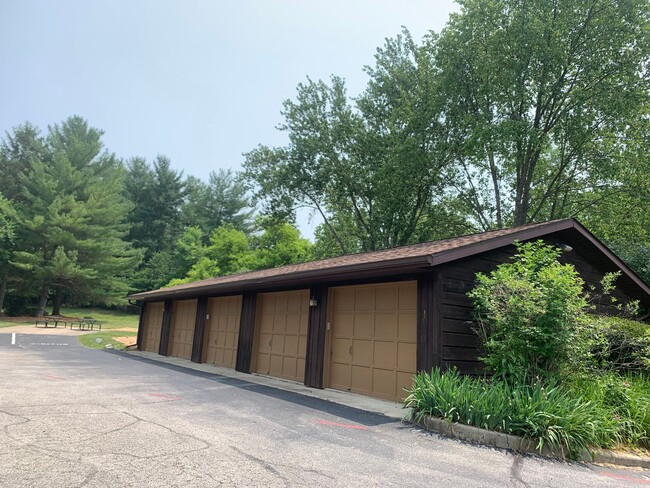 Building Photo - 3 bedroom Townhouse on Bloomington's South...