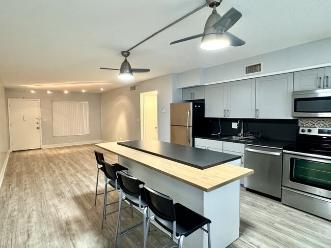 Building Photo - 825 N Primrose Dr