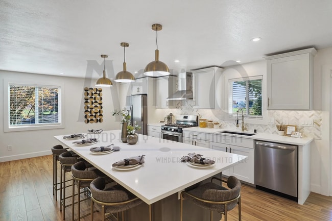 Building Photo - Spacious South Hill Home