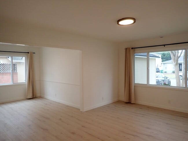 Building Photo - Single Family House in Desirable Neighborhood