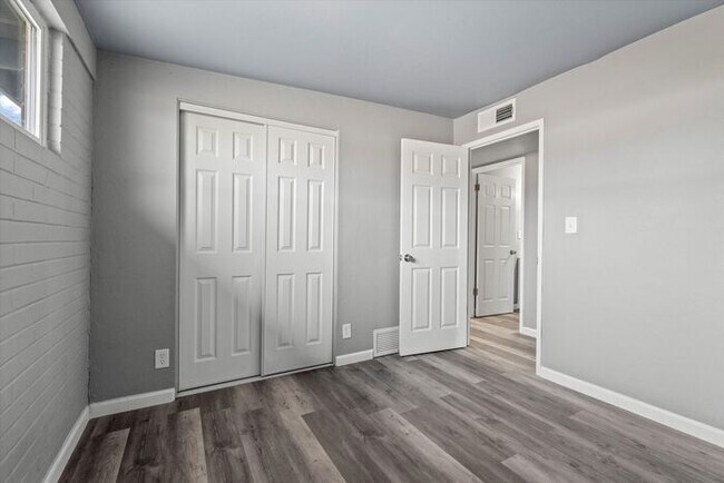 Building Photo - Great Eastside Home!