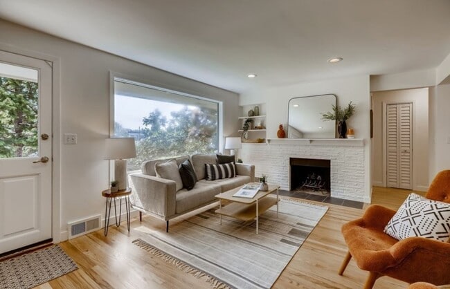 Building Photo - 3Bd/1.75Ba Seattle House